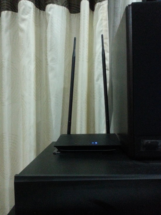 My rather un-professional grainy picture of the Asus router. 