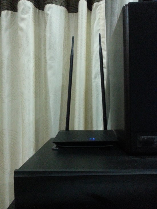 My rather un-professional grainy picture of the Asus router.